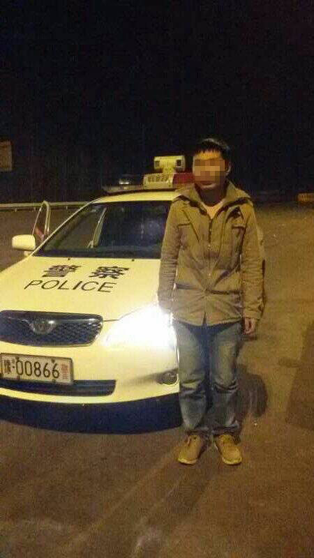 男子被父親拋棄后，在高速交警的幫助下才得以回家。