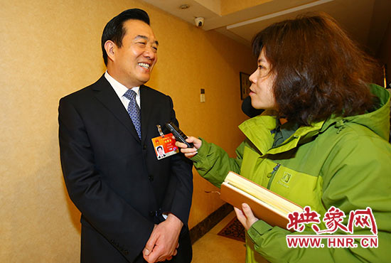 全國人大代表、省人大常委會委員、鄭州市人大常委會主任、黨組書記白紅戰(zhàn)接受采訪。