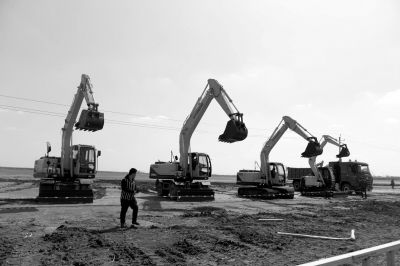 　北京現(xiàn)代滄州工廠開工儀式上，多臺(tái)挖掘機(jī)齊鳴。京華時(shí)報(bào)記者譚青攝