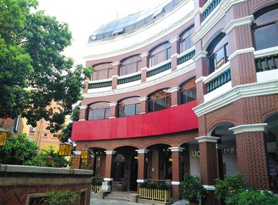 泉州多名干部稱，2010年下半年，徐鋼每周至少三天的下午在這幢建筑的地下酒窖。