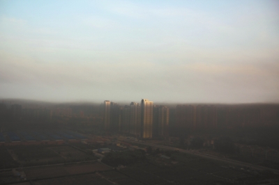 鄭州遇“平流霧”，上空晴朗，城市被黑霧籠罩