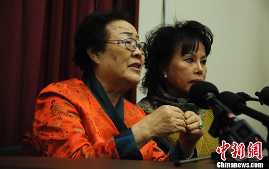 圖為慰安婦受害者李容洙（Lee Yong Soo。圖左）發(fā)表講話，要求安倍正式道歉。