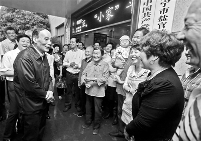 5月8日，王岐山與海寧市鹽官鎮(zhèn)桃園村黨委班子成員、老黨員和群眾親切交流供圖/新華社