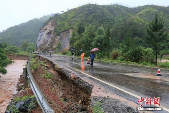 圖為5月19日，江西贛州石城縣珠坑鄉(xiāng)塘臺(tái)村通往福建寧化縣的公路出現(xiàn)塌方。陳小強(qiáng) 攝