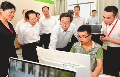 　　5月22日，省委書記、省人大常委會主任郭庚茂在河南網(wǎng)商園調(diào)研。記者杜小偉攝