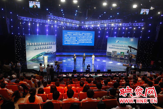 16日上午，河南電視臺1500平米演播廳內(nèi)座無虛席。