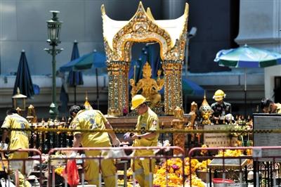 18日，泰國曼谷四面佛前，救援人員在爆炸現場進行清理。四面佛附近17日晚發(fā)生爆炸，造成6名中國公民死亡，20余人受傷。