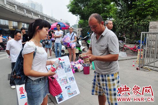一名市民在買水。