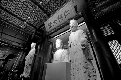      北齊石佛像和菩薩像。京華時報記者 王海欣 攝