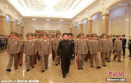 資料圖：朝鮮最高領(lǐng)導(dǎo)人金正恩此前參謁錦繡山太陽宮的情景。