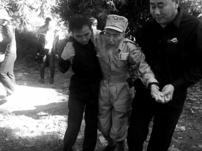 89歲老兵繆焜得知不能接到遺骸后嚎啕大哭。組織方供圖