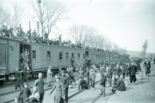 1942年的隴海線(xiàn)上難民如潮 1942年的隴海線(xiàn)上難民如潮