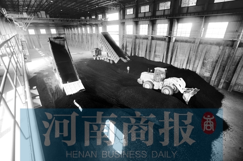 大量煤炭運往南區(qū)供熱站，為今冬供暖做準備 河南商報記者 鄧萬里/攝