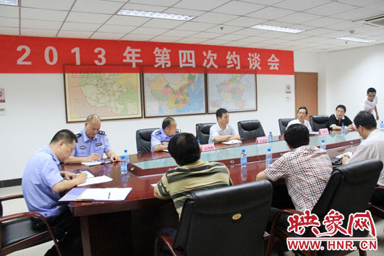 7月4日，河南省公安廳高速交警總隊(duì)聯(lián)合有關(guān)部門，對(duì)9家多次違法的企業(yè)所屬車輛嚴(yán)重違法情況進(jìn)行通報(bào)。