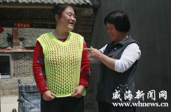 王炳鳳正在陪女兒鍛煉。記者 李偉 攝