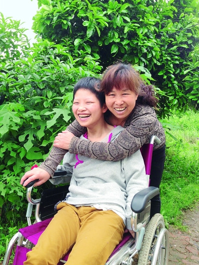 黃揚(yáng)和母親許秀梅在陽(yáng)光下好開(kāi)心。（黃珊攝）