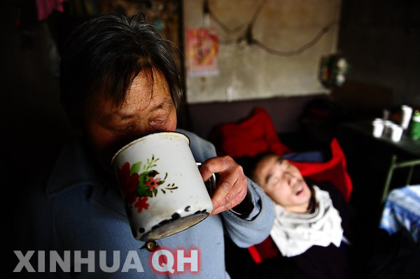 3月29日，楊林睡著了，母親邵秀景喝上一口水。