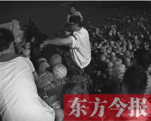 昨日凌晨，鄭州街頭，眾多愛心市民幫瓜農(nóng)撿拾西瓜