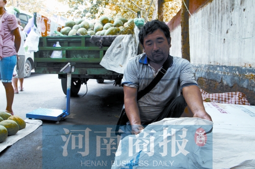錢包就裝在這個編織袋里，枕在老陳頭下，沒想到還是被偷走了 實習生 唐韜/攝
