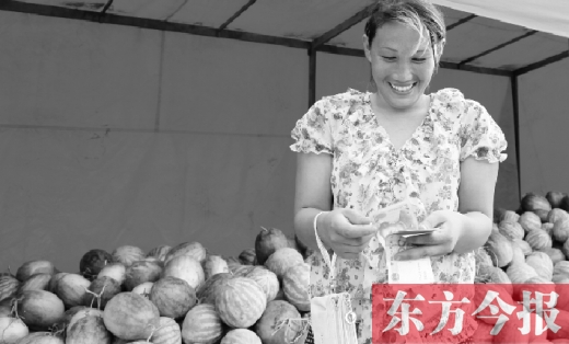 昨日，開封瓜農(nóng)史瑩瑩幸福地數(shù)著賣瓜錢