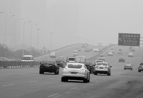 道路上飽和的機(jī)動車無疑是造成霧霾天氣的一個(gè)原因