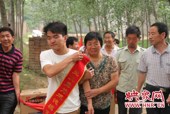 邢二朋與母親相見(jiàn) 母子二人流下了開(kāi)心的眼淚