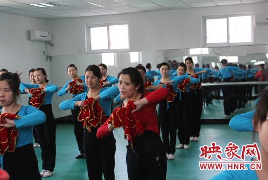 舞蹈室里，張巧英正在糾正學(xué)生的舞蹈動(dòng)作