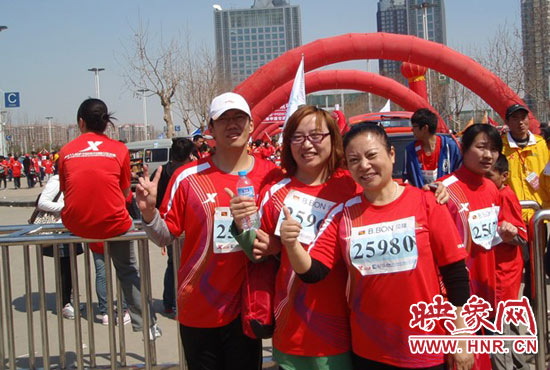 2010年，劉小琴（中）組織殘疾人朋友第一次參加鄭開馬拉松賽。