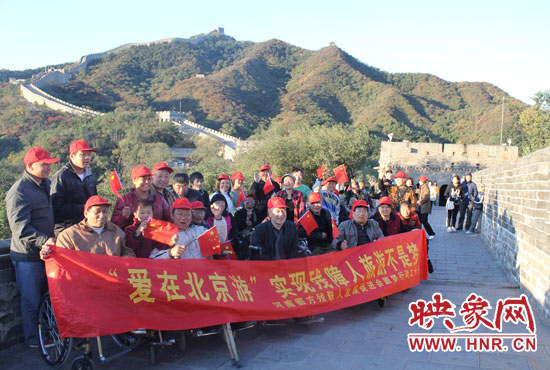 旅游對(duì)于殘疾人朋友來說比正常人要困難許多，2011年，劉小琴帶領(lǐng)殘障朋友登上了長城。