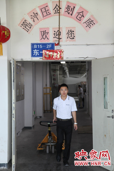 深入生產(chǎn)一線，真實體驗工友的生產(chǎn)環(huán)境