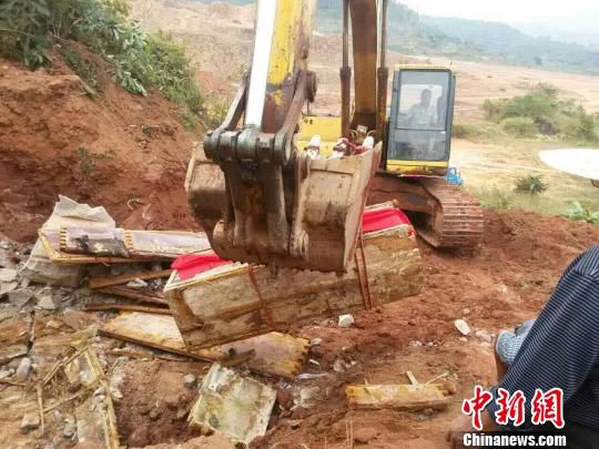 圖為“官墓”被移走?！莱?攝