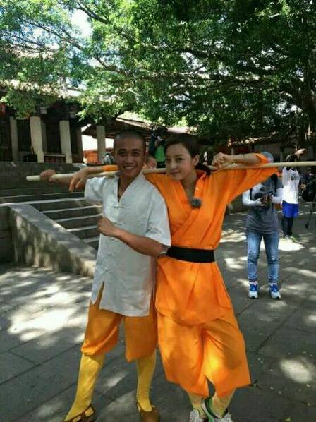 這些參加節(jié)目的女星當(dāng)中既有歌手，又有演員，都是時(shí)尚年輕且受歡迎的女星。