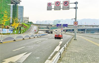 12月18日，本報(bào)記者駕車經(jīng)過(guò)江北嘴千廝門(mén)大橋匝道附近道路和財(cái)信廣場(chǎng)旁支路體驗(yàn)時(shí)，收音機(jī)里能聽(tīng)到神秘的路況提示音。本報(bào)記者