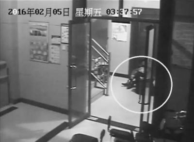 小區(qū)監(jiān)控視頻截圖，兩人一坐一跪竟聊了十多分鐘。