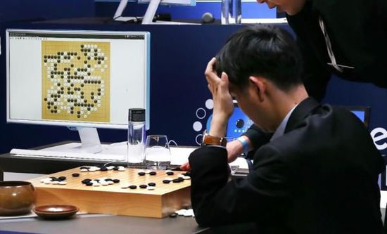 復盤階段李世石也在不停撓頭。