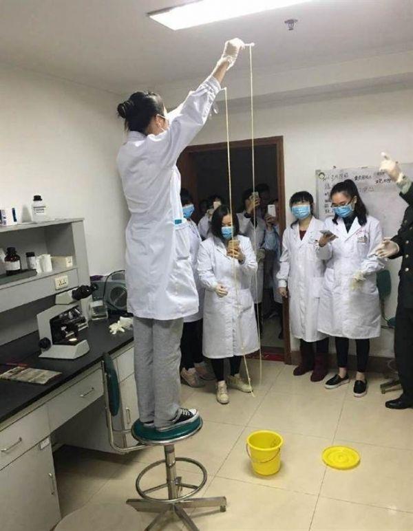 愛(ài)吃生肉惹的禍！男子體內(nèi)取出5米長(zhǎng)寄生蟲(圖)