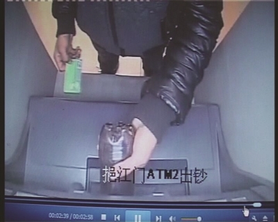 男子將可樂倒進(jìn)取款機(jī)。