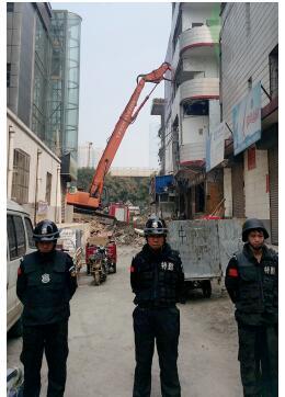 根據(jù)《太原市和小 店區(qū)平陽路街道親賢城中村改造拆遷安置補償方案》，結合親賢實際，親賢社區(qū)補償安置采取“商業(yè)用房安置+小戶型公寓住宅安置+貨幣補償”的方式，其中每分 （0.1 畝）置換商業(yè)用房50平方米+小戶型公寓住宅80平方米+貨幣補償20萬元人民幣。（拍攝：2015年9月17日）