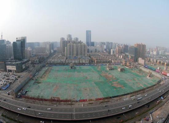 2016年4月，經(jīng)過持續(xù)攻堅，親賢社區(qū)西北片區(qū)的拆遷工作基本告一段落，但在鋪設了防塵綠網(wǎng)的空地中，至今仍有3戶居民選擇了“堅守”。(拍攝：2016年4月4日)
