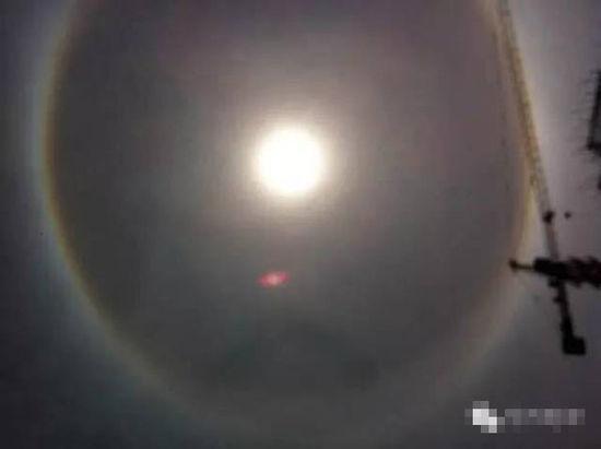 上?，F(xiàn)UFO 專家稱光圈是日暈亮點或是飛行器(圖)