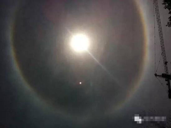 上?，F(xiàn)UFO 專家稱光圈是日暈亮點或是飛行器(圖)