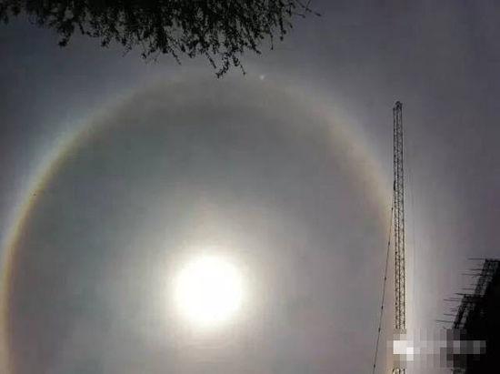 上?，F(xiàn)UFO 專家稱光圈是日暈亮點或是飛行器(圖)