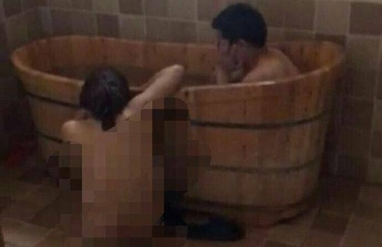 視頻顯示，一男一女赤身裸體地在浴盆中洗澡。