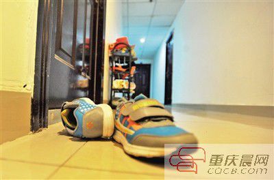 出事小孩的鞋子凌亂地擺放在自家門前。