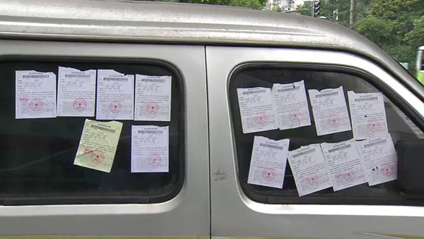 面包車上滿滿貼了14張罰單。