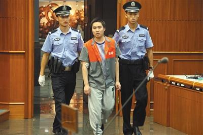 昨天上午，強(qiáng)奸幼女的楊某被帶進(jìn)法庭聽候?qū)ψ约旱慕K審判決。通訊員 李佳 攝