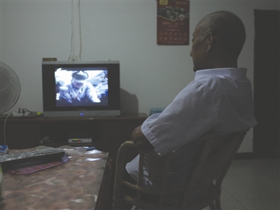 昨日，古藺，69歲的楊正元獨(dú)自在家看電視
