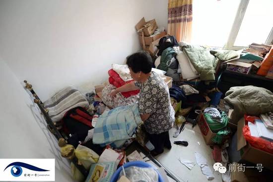 李亞榮的婆婆在收拾房間。