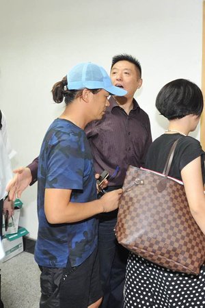 新京報(bào)快訊(記者劉洋)今天上午9時(shí)許，王寶強(qiáng)在律師張起淮的陪同下到北京朝陽(yáng)法院，起訴離婚并交納訴訟費(fèi)。王寶強(qiáng)方預(yù)估財(cái)產(chǎn)總額至少在1個(gè)億，法院遂按照1億元暫計(jì)財(cái)產(chǎn)價(jià)值，依據(jù)《訴訟費(fèi)交納辦法》收取了訴訟費(fèi)24.9575萬(wàn)元。