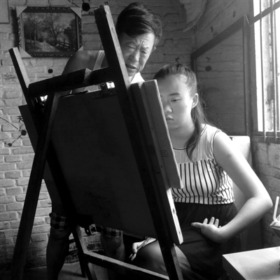　女兒畫畫，父親在一旁指導(dǎo)